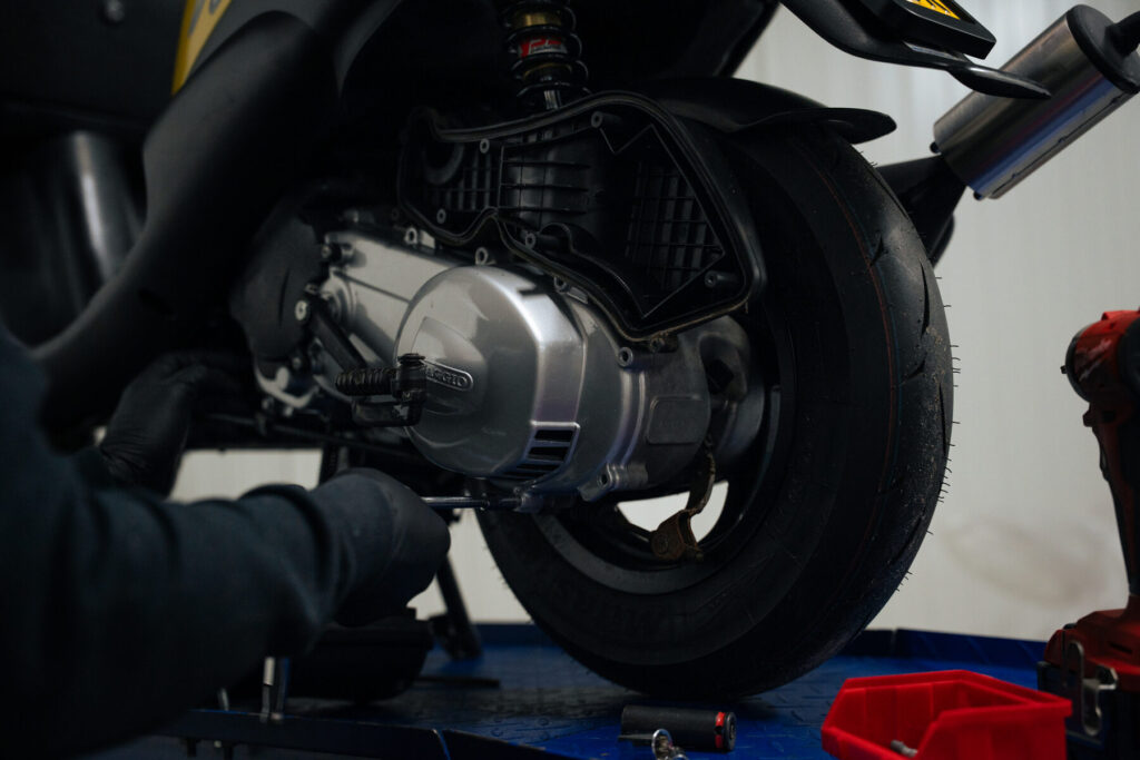 Close-up van een scootermotorblok tijdens onderhoud