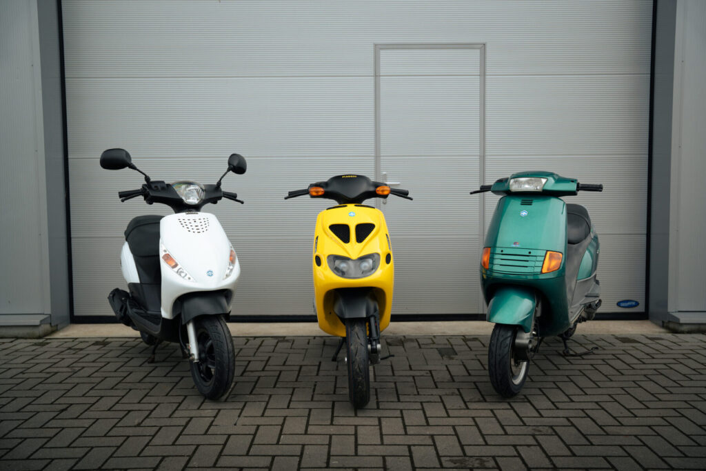 Piaggio Zip scooters vooraanzicht in wit, geel en groen